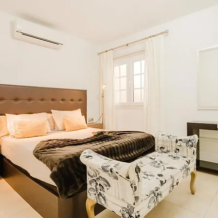 Old Town Apartment *